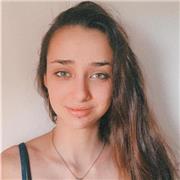 Profesora de música imparte clases a niños de grado elemental